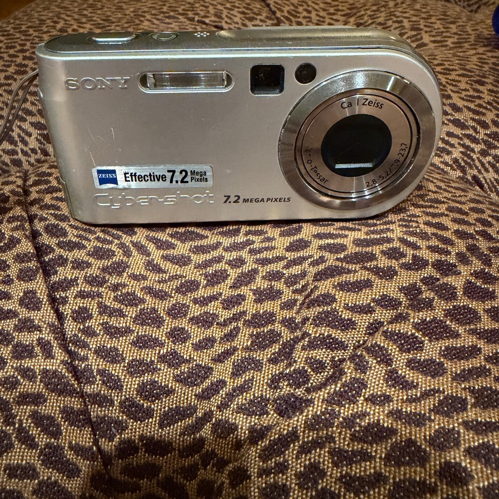 Sony Cybershot 7.2 Megapixel Digital Camera with Carl Zeiss Lens